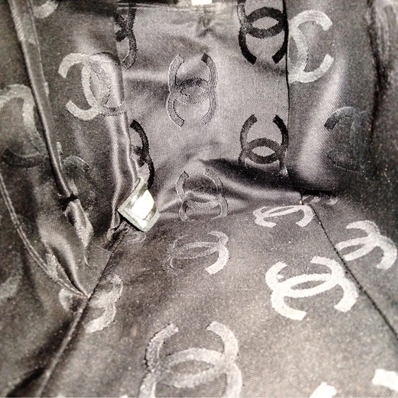 CHANEL Beige and Black Quilted Shoulder Bag - Picture 9 of 13